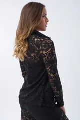 Camisa negra de encaje con cuello clásico y cierre frontal con botones.