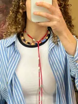 Collar doble de abalorios multicolor con cuentas de acrílico en tonos beige, azul, rojo y celeste, intercaladas con piedras y cristales. Cuenta con cadena y cierre de acero.
