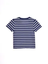 Remera de corte ajustado y manga corta, con diseño de rayas horizontales negras sobre fondo blanco y cuello redondo.