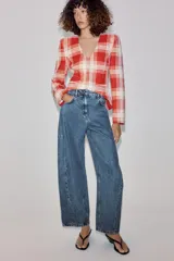 Jeans balloon leg de tiro medio y longitud al tobillo, con efecto lavado, cintura con trabillas, cinco bolsillos y cierre frontal con cremallera y botón.