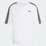 Remera oversized Adidas Adicolor de color blanco, de corte holgado, con cuello redondo, mangas cortas con las icónicas tres tiras negras y el logo Trefoil bordado en el pecho.