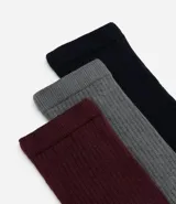 Kit de tres pares de medias de caña alta con textura acanalada, confeccionadas en tejido de algodón suave y elástico.