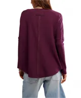 Sweater oversized de punto waffle color bordó, con escote tipo barco, cuerpo cuadrado y mangas dolman largas.