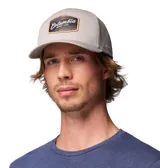 Gorra gris Columbia de diseño clásico con estructura de malla elástica y visera curva.