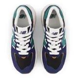 Championes New Balance modelo 5740 de dama, con capellada de gamuza y malla en tonos azul marino, verde y negro. Entresuela blanca con detalles en marrón.