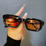 Lentes de sol con armazón rectangular de policarbonato negro y cristales naranjas.