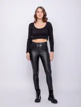 Pantalón chupín negro de tiro medio con textura coated.