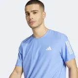 Remera de running Adidas Own The Run, color celeste claro, de corte clásico y cuello redondo. Presenta el logo de Adidas en el pecho y tres franjas reflectantes en ambas mangas.