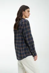 Camisa a cuadros azul marino y marrón, de corte recto, manga larga y cuello clásico.