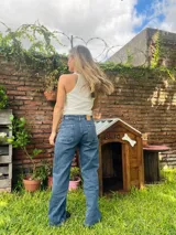 Pantalón de jean azul de corte wide leg.