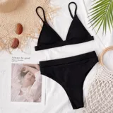 Conjunto de bikini negro con corpiño triangular con almohadillas desmontables y breteles regulables, y bombacha semi vedetina.