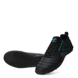 Championes de fútbol Umbro modelo Vision TF, color negro con detalles en turquesa. Presentan una capellada sintética con costuras en la puntera para mayor control y suela con tapones pequeños diseñada para superficies de césped sintético.