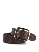 Cinturón de cuero con textura efecto cocodrilo en color marrón oscuro, con hebilla geométrica de metal dorado.