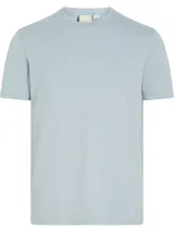 Remera celeste de algodón orgánico, corte regular, cuello redondo y manga corta. Presenta un pequeño logo de Calvin Klein bordado en el pecho.