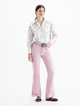 Pantalón Cuore de gabardina en tono gris cemento, con silueta ajustada en la cintura y pierna semi oxford con tajos laterales en el ruedo. Incluye botón metálico dorado con forma de corazón en el frente y pasadores.