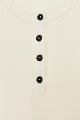 Jersey de punto liso color azul, con cuello redondo, botones delanteros y manga ancha por debajo del codo.