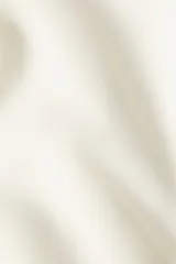 Campera color crema con efecto neopreno, cuello chimenea y cierre frontal. Presenta hombros caídos y pliegues en el bajo.