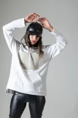 Calzas negras de cuero sintético con corte ajustado y cierre en los tobillos.