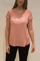 Remera de manga corta color gris oscuro con efecto gastado, cuello redondo y bolsillo frontal.