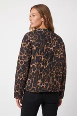 Campera acolchada color negro con diseño de pespuntes ondulados, cuello redondo y cierre frontal de botones.