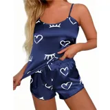 Conjunto de pijama de dos piezas compuesto por una musculosa de tirantes finos y un short, confeccionado en satén con acabado brillante. Presenta un estampado de corazones y figuras abstractas en color blanco sobre una base azul marino.