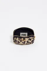 Monedero pequeño con estructura blanda, estampado animal print de leopardo en tonos beige y negro. Posee cierre de cremallera con tirador dorado y logo metálico de la marca en el frente.