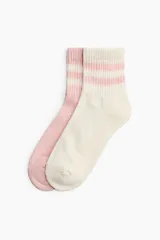 Medias tobilleras confeccionadas en punto fino de mezcla de algodón suave, con caña acanalada y diseño a rayas.