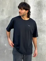 Remera negra de corte oversize con estampado en la espalda con la palabra "Perception" y un texto con mensajes motivacionales.