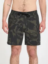 Short de baño Volcom modelo Abg Psyche Cotton Trunk 17, color verde militar con estampado estilo camuflado con motivos florales, cintura elástica con cordón ajustable negro y un parche redondo con logo en el dobladillo inferior.