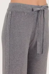 Pantalón de punto color gris, de corte recto y holgado, con cintura elástica y cordón ajustable.