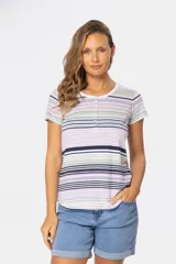 Remera de manga corta con escote en V y botones, con estampado de rayas horizontales en tonos pastel.