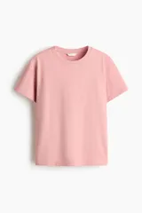 Remera oversized de algodón suave, color rosado, con cuello redondo ribeteado y mangas cortas con hombros levemente caídos.