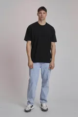 Remera verde oscuro de corte holgado y mangas cortas.