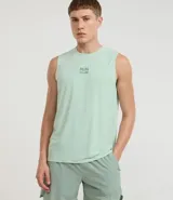 Musculosa deportiva sin mangas, color verde menta, con cuello redondo y un pequeño estampado centrado en el pecho con el texto "RUN CLUB".