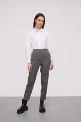 Pantalón gris a rayas verticales, de corte recto y tiro alto.