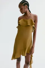 Vestido corto tostado de tiras finas halter, con escote decorado con volado amplio y bajo asimétrico con volado y tiras colgantes.