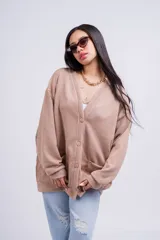 Cárdigan negro de tejido de punto grueso, con corte holgado y mangas largas.