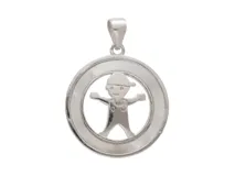 Dije redondo de plata 925 con diseño calado de un niño con gorra y mameluco.