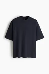 Remera oversize color negro de algodón con cuello redondo y mangas cortas amplias.