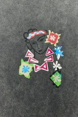 Remera de corte oversize con efecto lavado, cuello redondo y manga corta. Presenta un estampado artístico en el pecho inspirado en la obra de Henri Matisse.