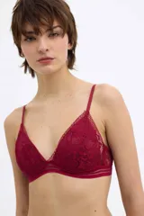 Soutien blanco de encaje con breteles finos y copas triangulares con relleno removible.