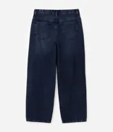 Pantalón de jean con corte super baggy, de calce amplio y holgado. Presenta un efecto marmoleado, cintura con trabillas, cierre tradicional y bolsillos laterales y traseros.