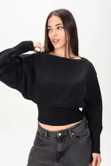 Sweater negro de punto con diseño holgado, escote bote y cintura ajustada con elástico ancho.