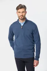 Buzo tejido de punto fino en algodón, con cuello alto y cierre frontal parcial. Presenta puños y ruedo acanalados, y un pequeño detalle en cuero en el tirador del cierre.