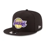 Gorra New Era tipo snapback color negro con visera plana, con el logotipo bordado de los Los Angeles Lakers en el frente y el logo de la marca en el lateral.