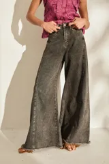 Jean de corte wide leg, tiro alto y diseño super amplio con botamanga sin costura y flecos. Color azul clásico.