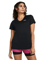 Remera deportiva Under Armour de cuello en V, confeccionada en tejido técnico de secado rápido y tacto suave. Presenta un diseño liso con el logo de la marca estampado en el pecho.