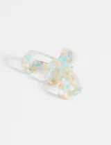 Broche para el pelo con forma irregular, color blanco con manchas celestes y naranjas.