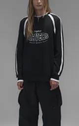 Sweater de punto negro con cuello redondo, mangas largas con franjas laterales blancas y puños en punto rib. Presenta un diseño gráfico bordado en el pecho con la inscripción 'RAVERS' y detalles en blanco.