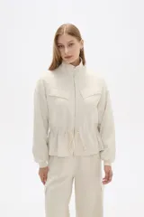 Campera de cuello alto con cierre frontal, bolsillos frontales con solapa y cordón ajustable en la cintura. Diseño de manga larga con puños elásticos.